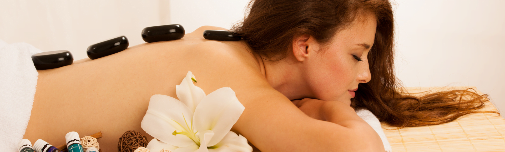 Com o Aperfeiçoamento Massagem Relaxante você aprende manobras e técnicas diferenciadas para fidelizar os clientes mais exigentes.